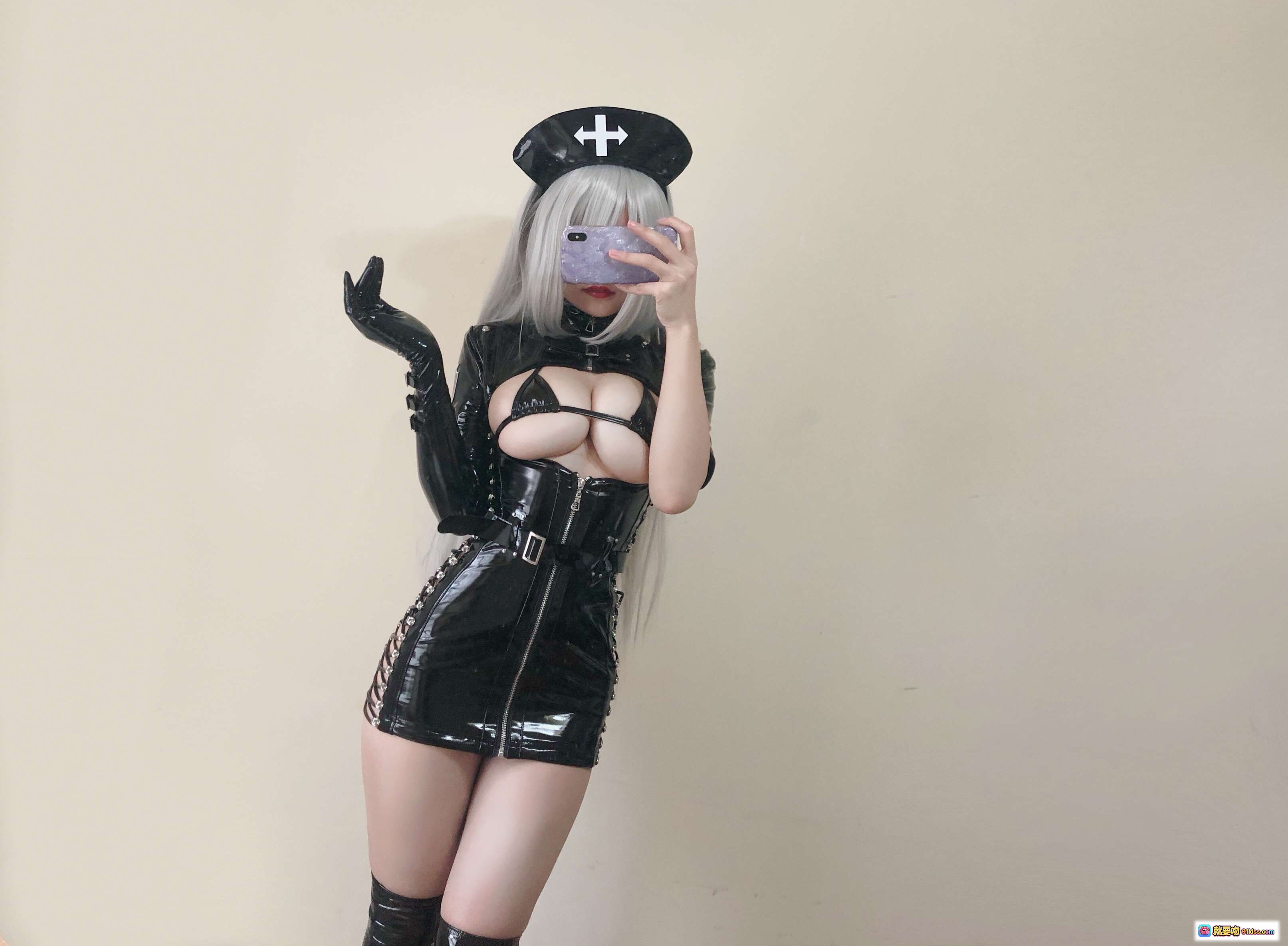 图片[9] - 小仓千代暗黑护士cos自拍写真 40P高清图集 黑色乳胶装 银发军帽造型 性感诱惑风 - 就要吻