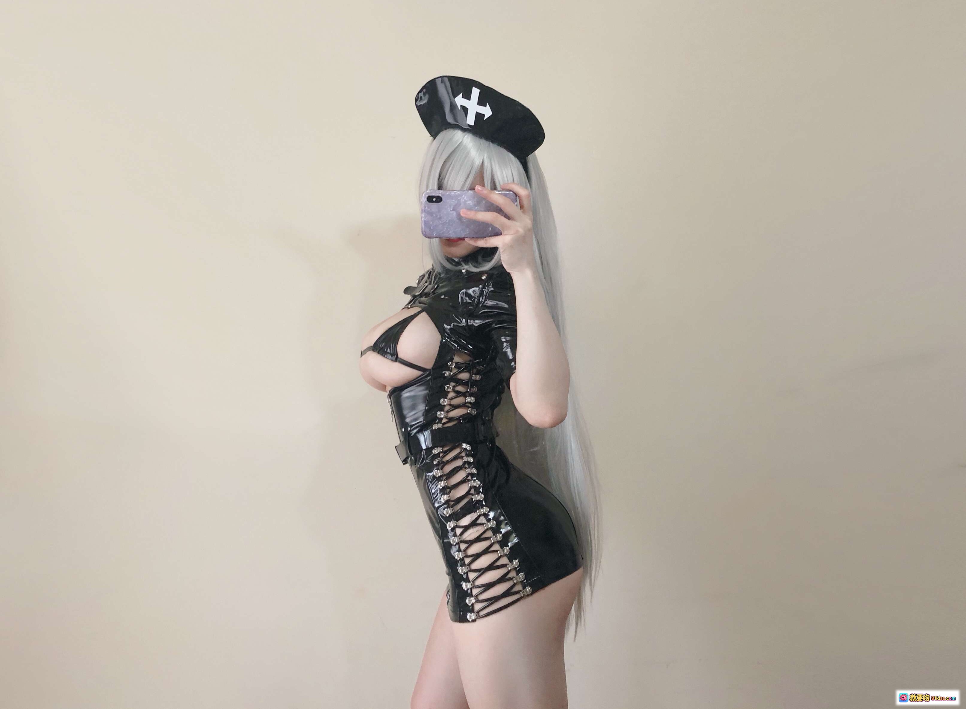 图片[10] - 小仓千代暗黑护士cos自拍写真 40P高清图集 黑色乳胶装 银发军帽造型 性感诱惑风 - 就要吻