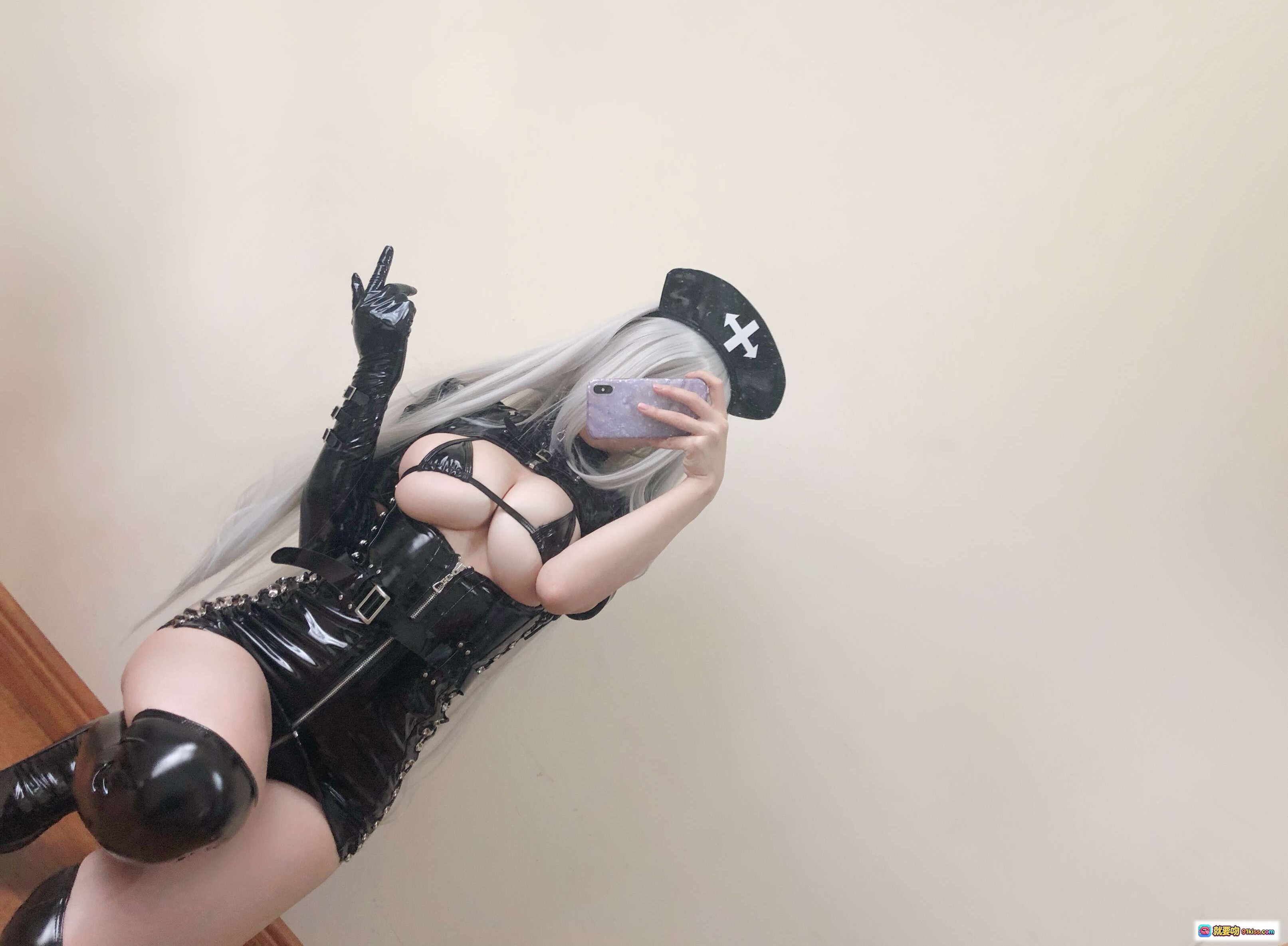 图片[4] - 小仓千代暗黑护士cos自拍写真 40P高清图集 黑色乳胶装 银发军帽造型 性感诱惑风 - 就要吻