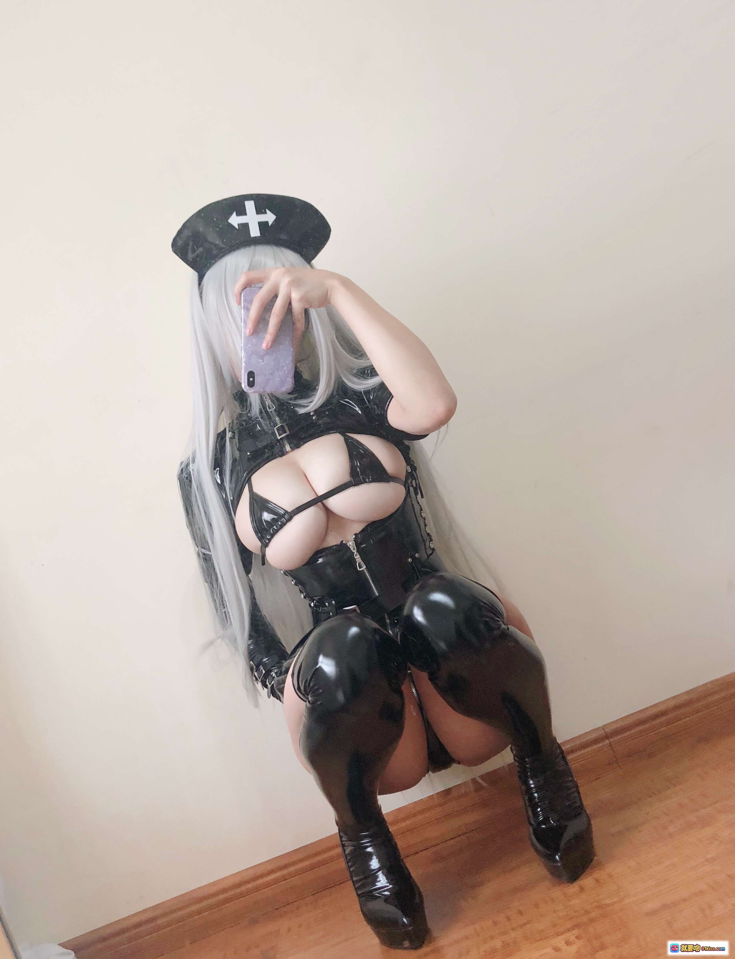 图片[7] - 小仓千代暗黑护士cos自拍写真 40P高清图集 黑色乳胶装 银发军帽造型 性感诱惑风 - 就要吻