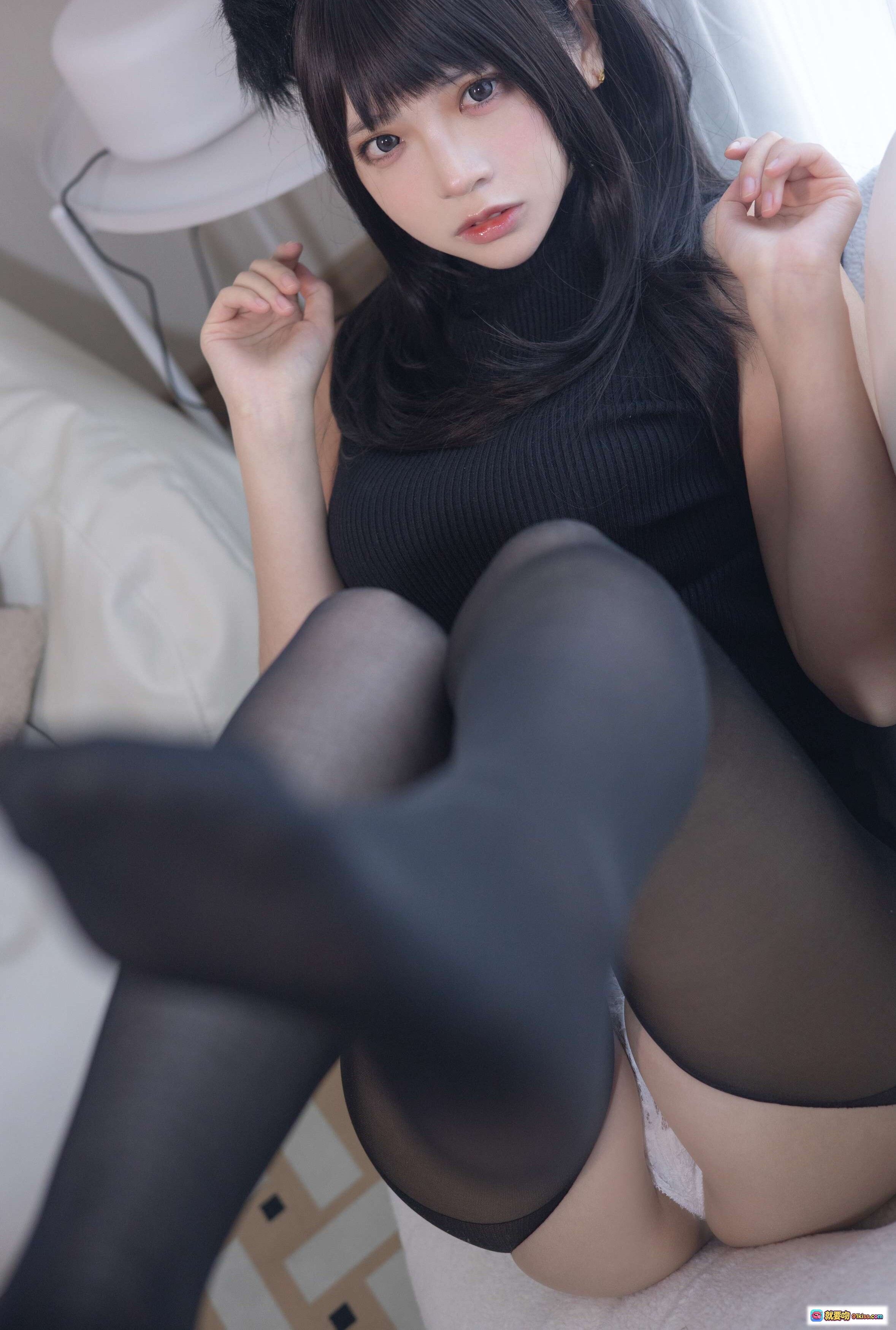 图片[10] - 疯猫ss NO.121 黑毛衣少女写真 80P高清美图 优雅坐姿 黑色无袖针织上衣 白色沙发背景 温柔氛围感 纯欲风穿搭 时尚摄影集 - 就要吻