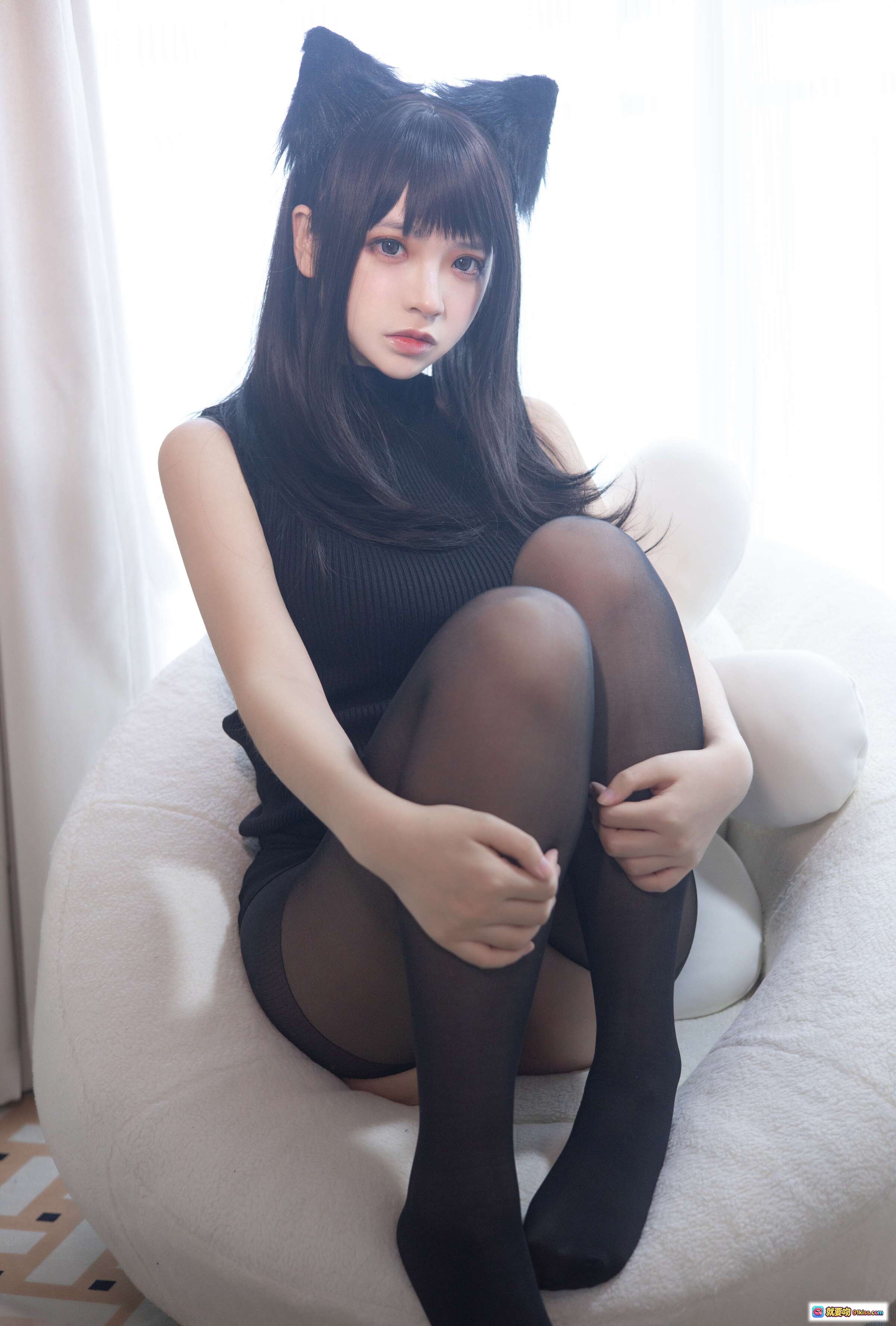 图片[2] - 疯猫ss NO.121 黑毛衣少女写真 80P高清美图 优雅坐姿 黑色无袖针织上衣 白色沙发背景 温柔氛围感 纯欲风穿搭 时尚摄影集 - 就要吻