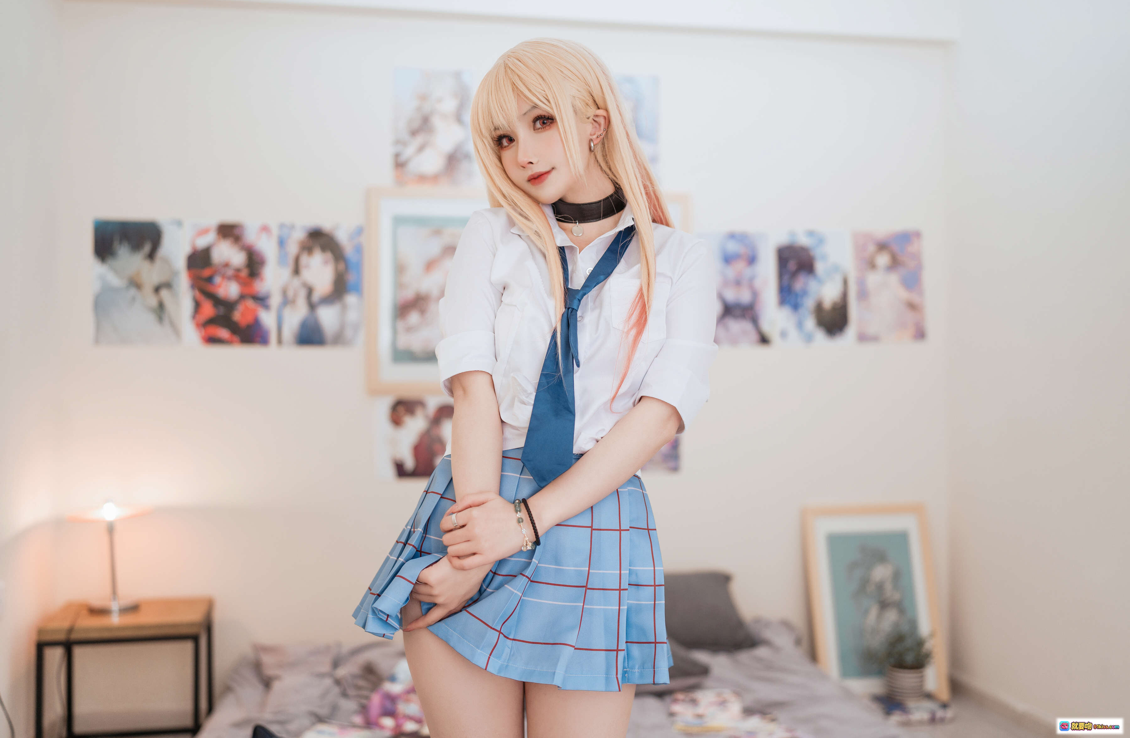 图片[4] - rioko凉凉子更衣人偶番外纯享版cosplay写真 金发少女蓝格裙持漫画书室内坐姿美图 - 就要吻