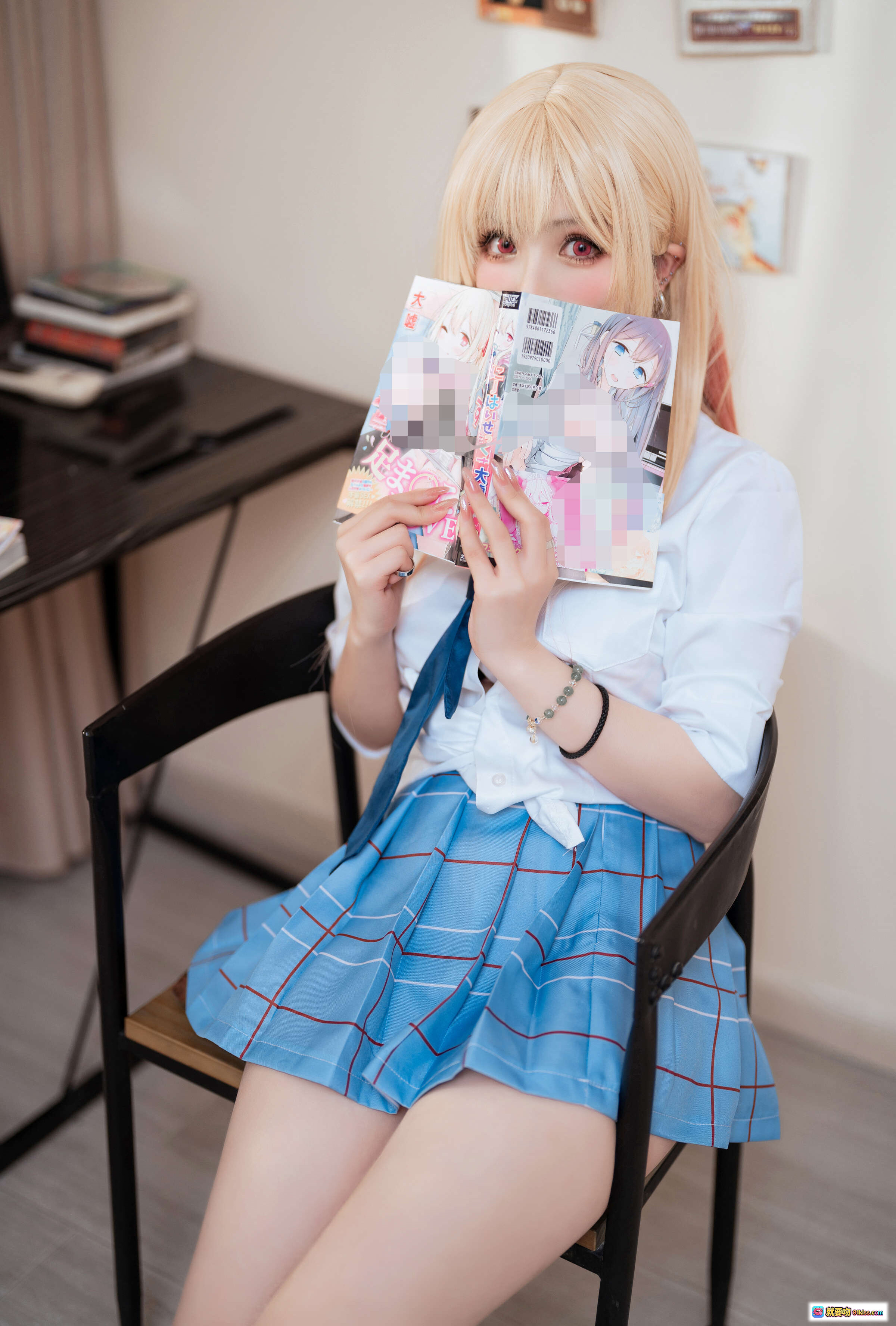 rioko凉凉子更衣人偶番外纯享版cosplay写真 金发少女蓝格裙持漫画书室内坐姿美图 - 就要吻