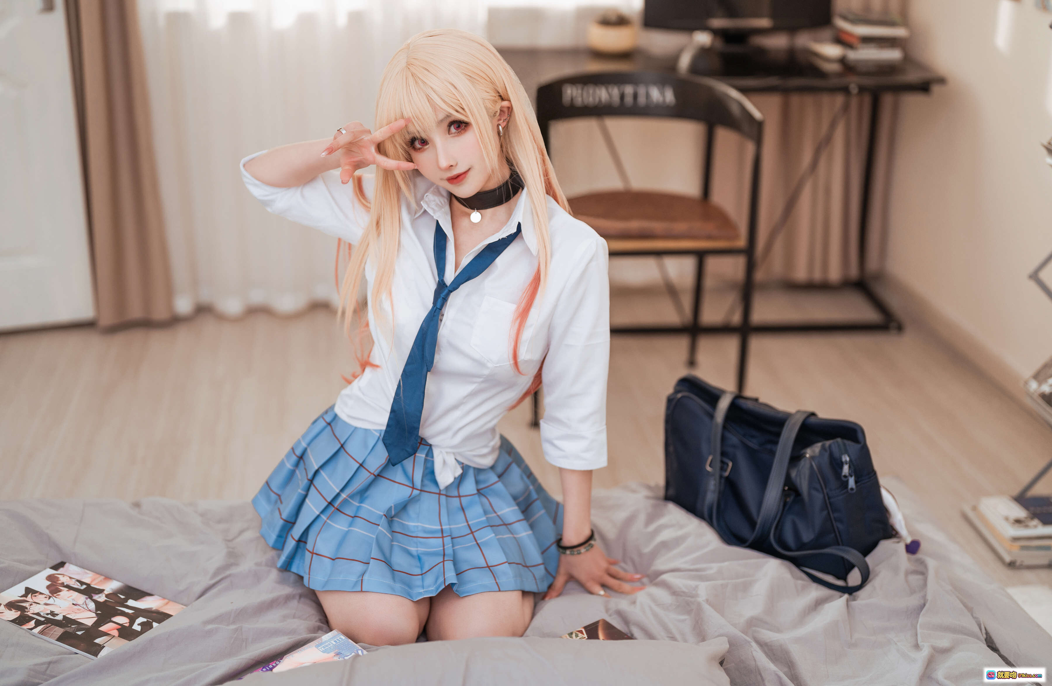 图片[2] - rioko凉凉子更衣人偶番外纯享版cosplay写真 金发少女蓝格裙持漫画书室内坐姿美图 - 就要吻