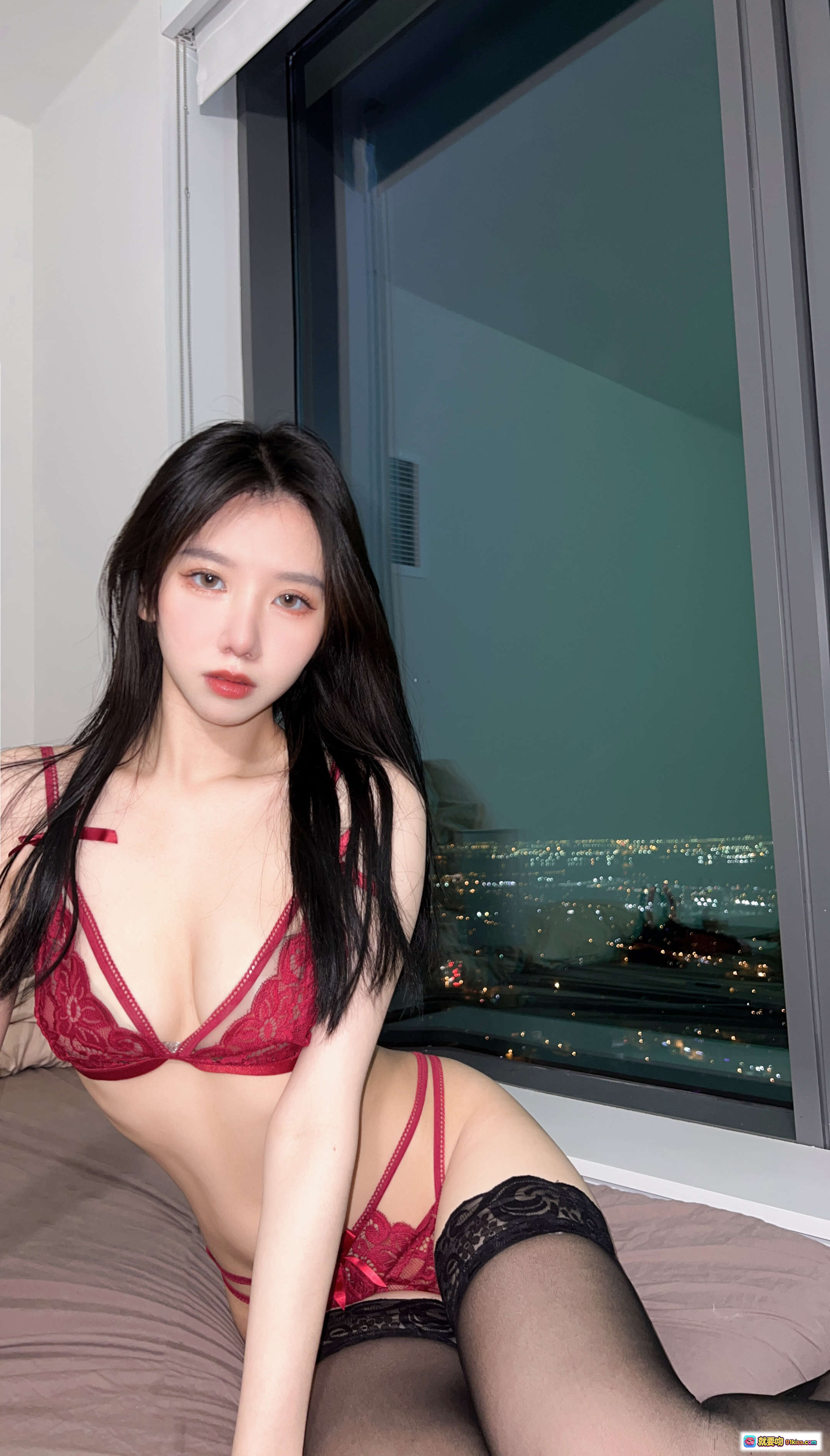 图片[7] - 果咩酱w NO.028 2021圣诞电子图 红色蕾丝内衣黑丝美腿夜景窗边写真 52P6V-625MB - 就要吻