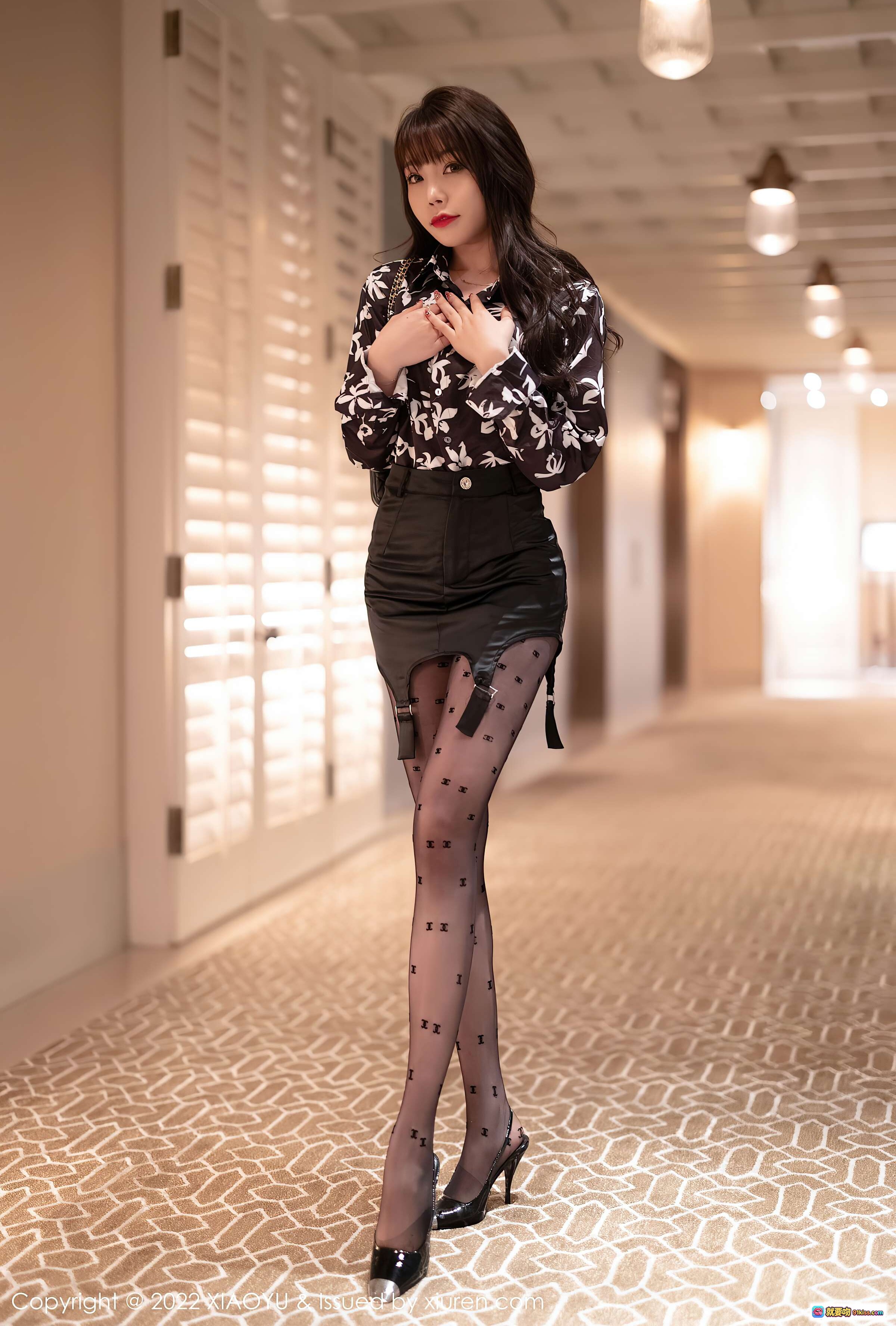 图片[1] - 芝芝Booty美腿黑丝写真 | XiaoYu语画界VOL.693 2022.01.10 高清性感花衬衫短裙造型 - 就要吻