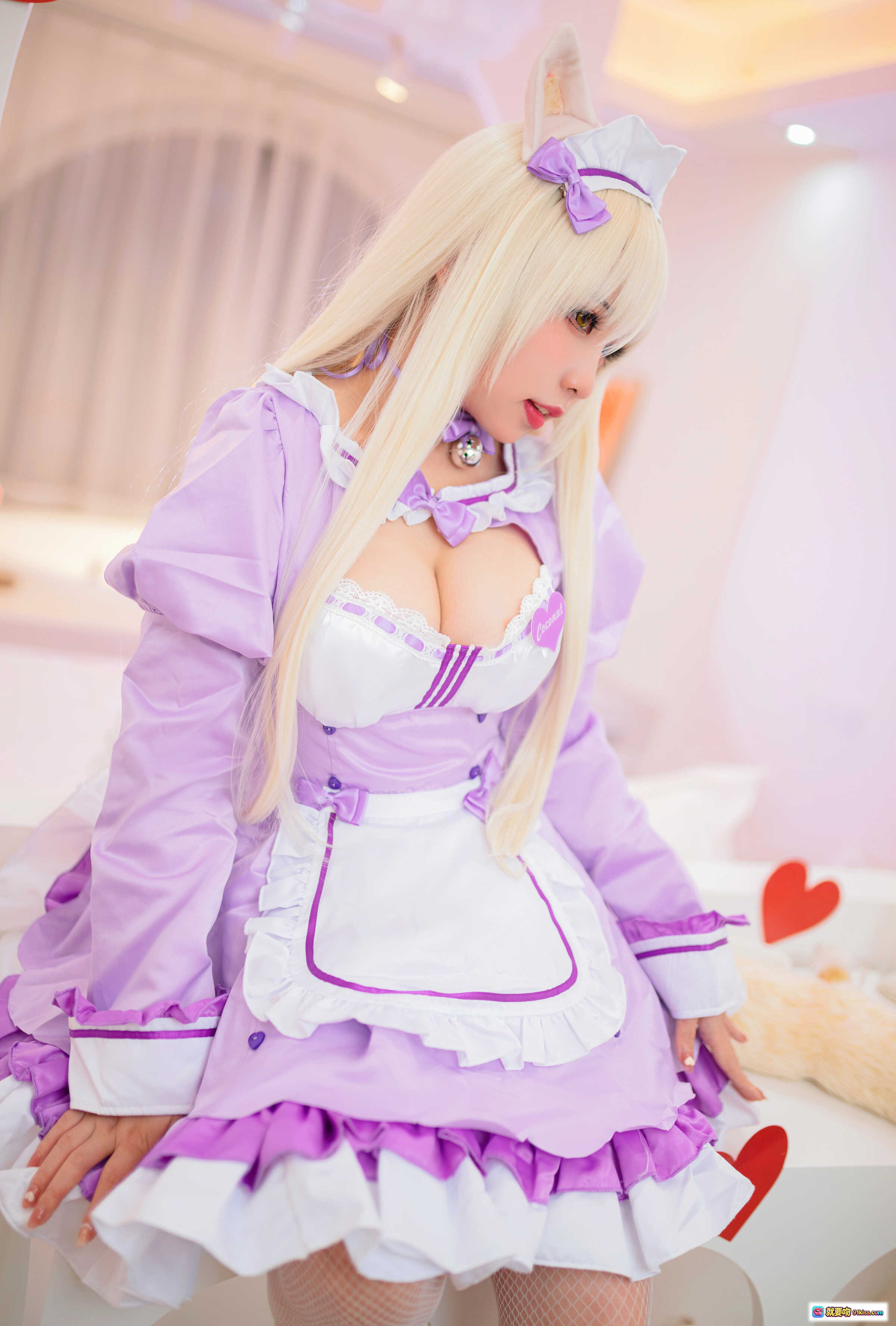 图片[2] - 猫田圣奈奈椰子25P紫色女仆装cosplay写真，甜美金发少女躺卧姿势，爱心装饰梦幻房间场景 - 就要吻