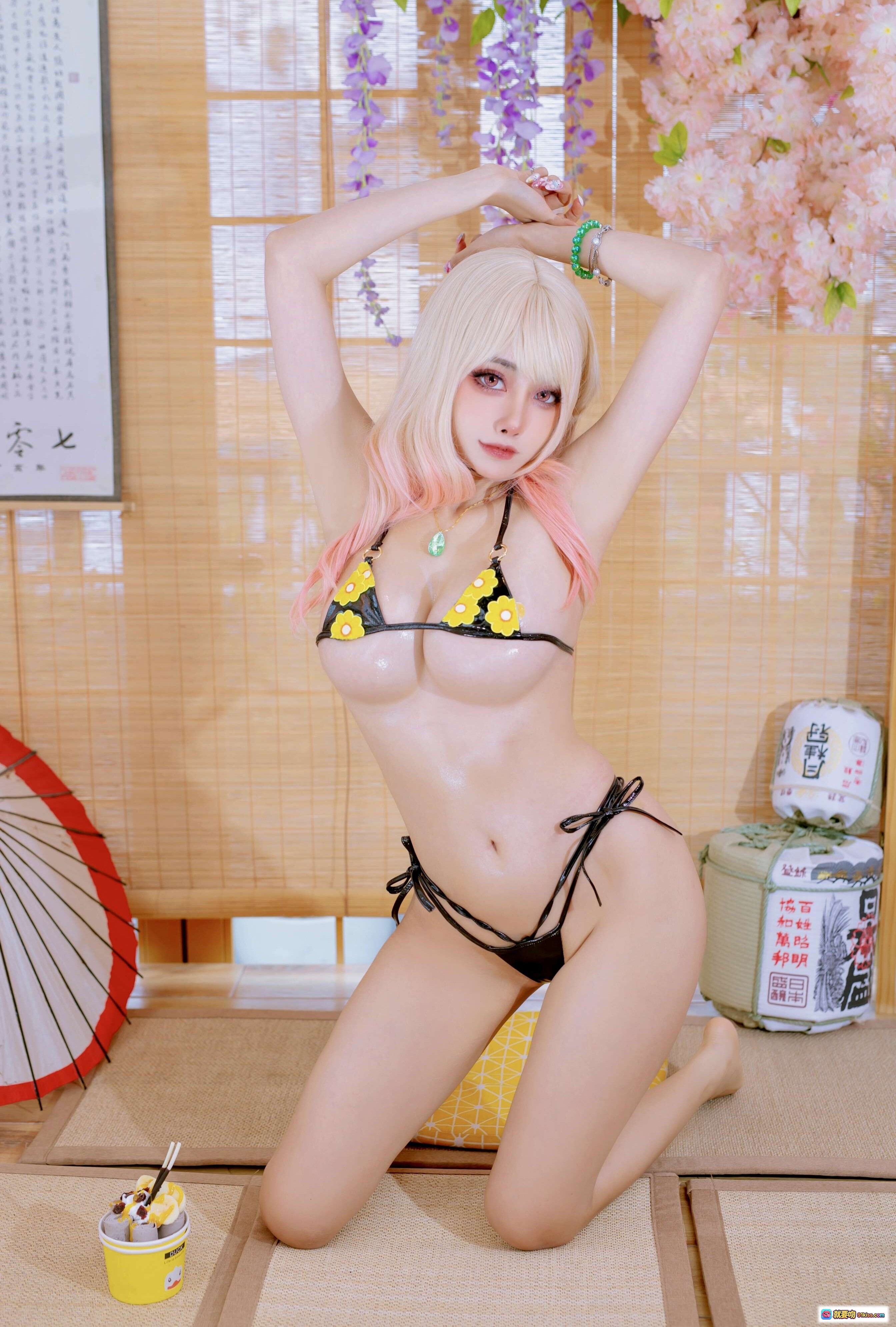 图片[2] - Byoru NO.037 Marin Kitagawa比基尼写真｜金粉渐变长发+黄花黑边泳衣+牛仔绑带短裤+日式和风背景+甜点摆拍｜24P高清图集 - 就要吻