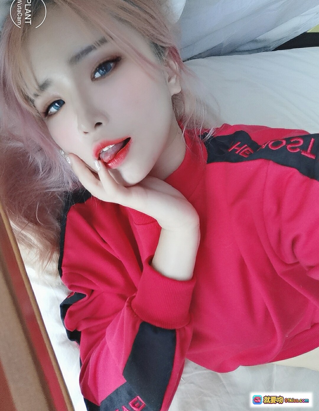 图片[1] - 花リリ(Plant Lily) NO.007 粉发少女红衣自拍 甜美妆容床照写真 63P高清图集 - 就要吻