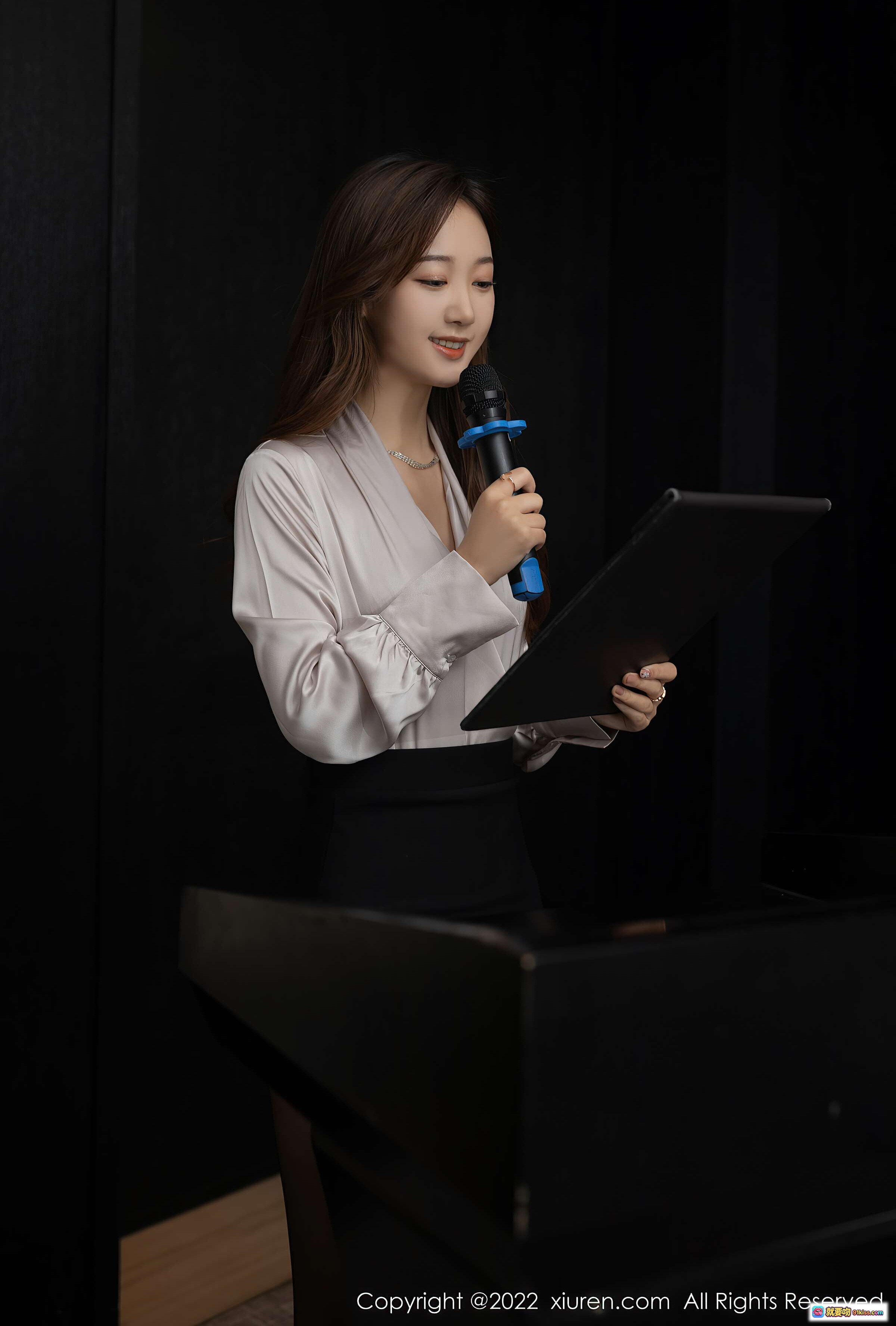 图片[1] - 唐安琪黑丝美腿优雅主持演讲，手持麦克风平板，职场女性魅力尽显 - 就要吻