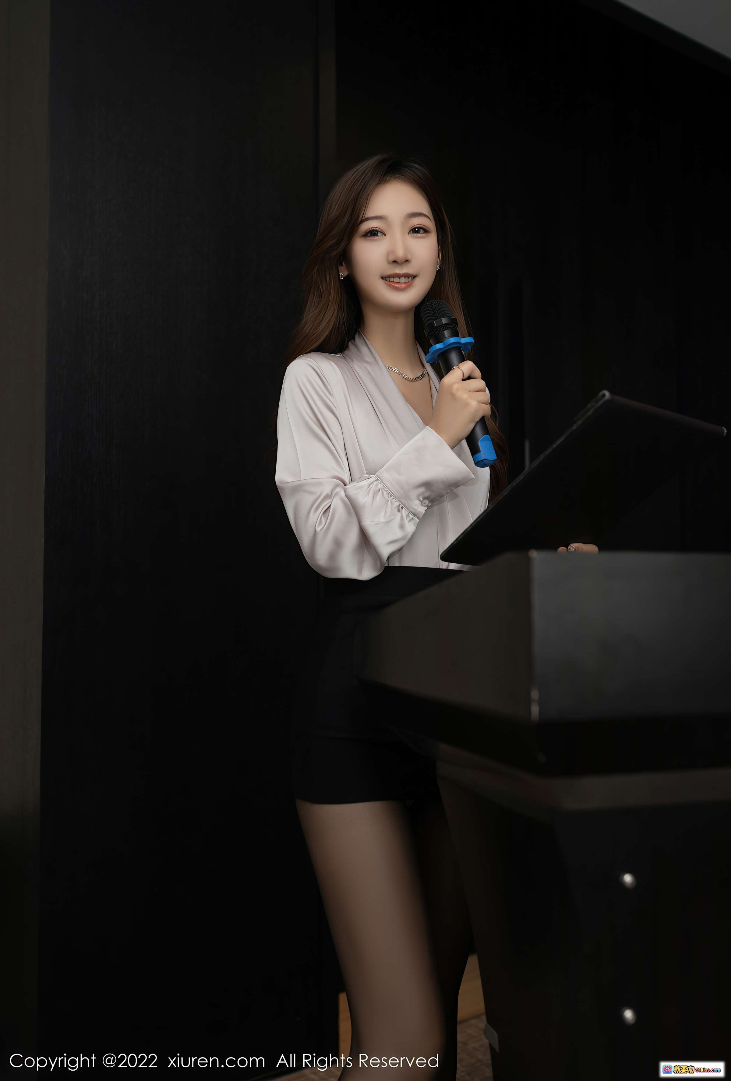 图片[2] - 唐安琪黑丝美腿优雅主持演讲，手持麦克风平板，职场女性魅力尽显 - 就要吻