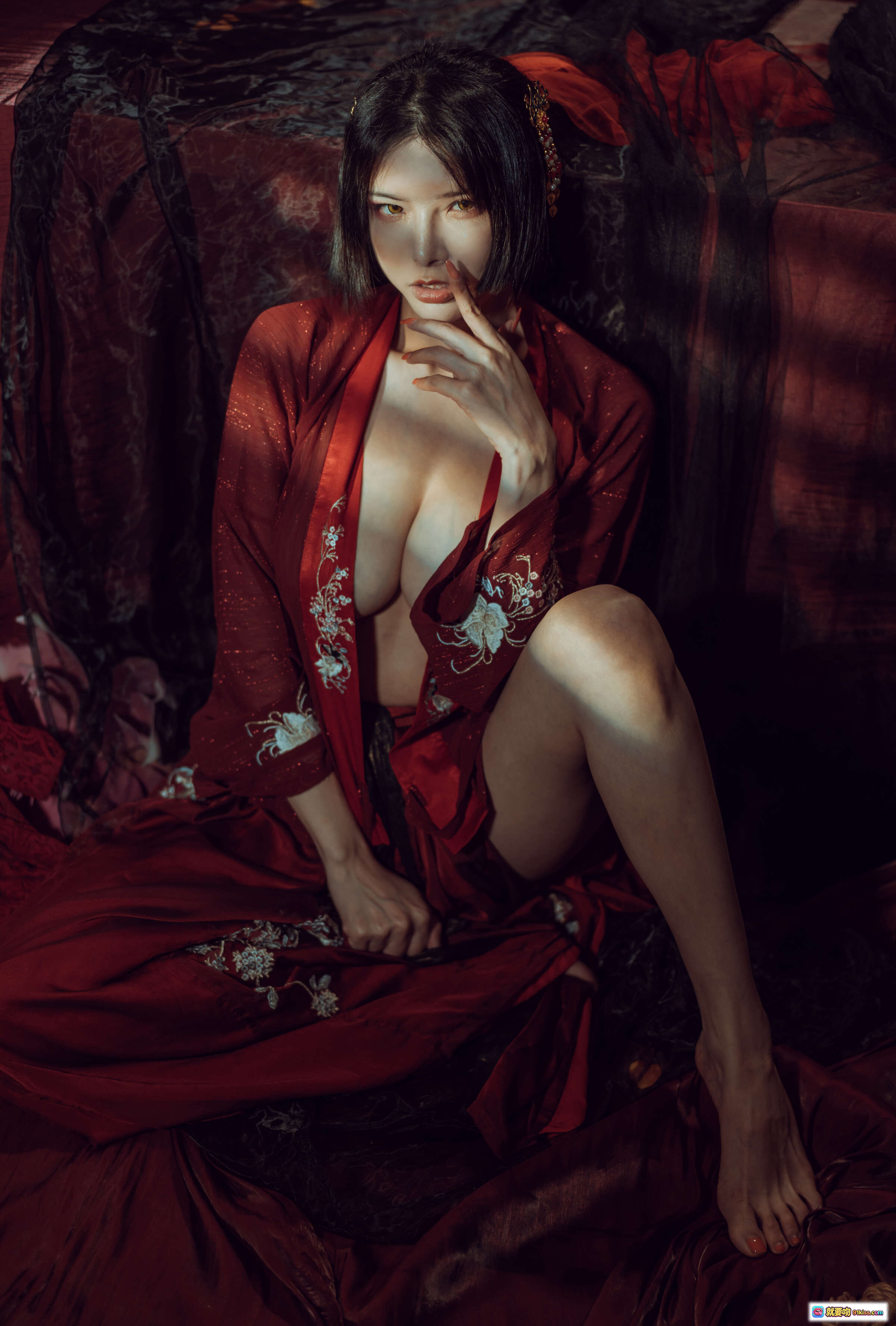 图片[2] - 秋和柯基NO.35昏红帐写真｜红色刺绣和服性感私房照｜52P高清美图 - 就要吻