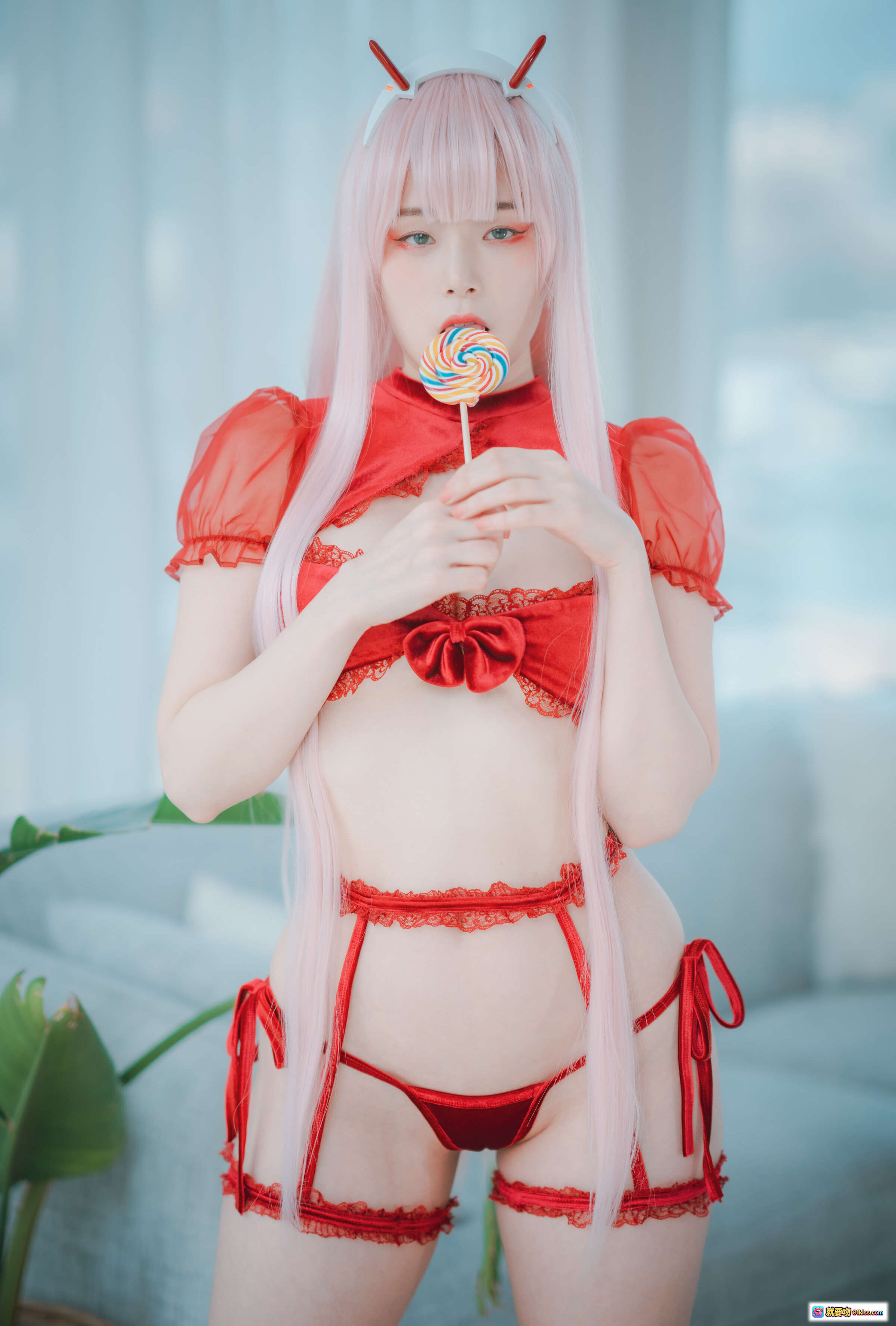 图片[5] - Pia Darling 零二cosplay 粉发恶魔角 红色蕾丝内衣套装 性感写真 二次元角色扮演 精致妆容 室内拍摄 - 就要吻