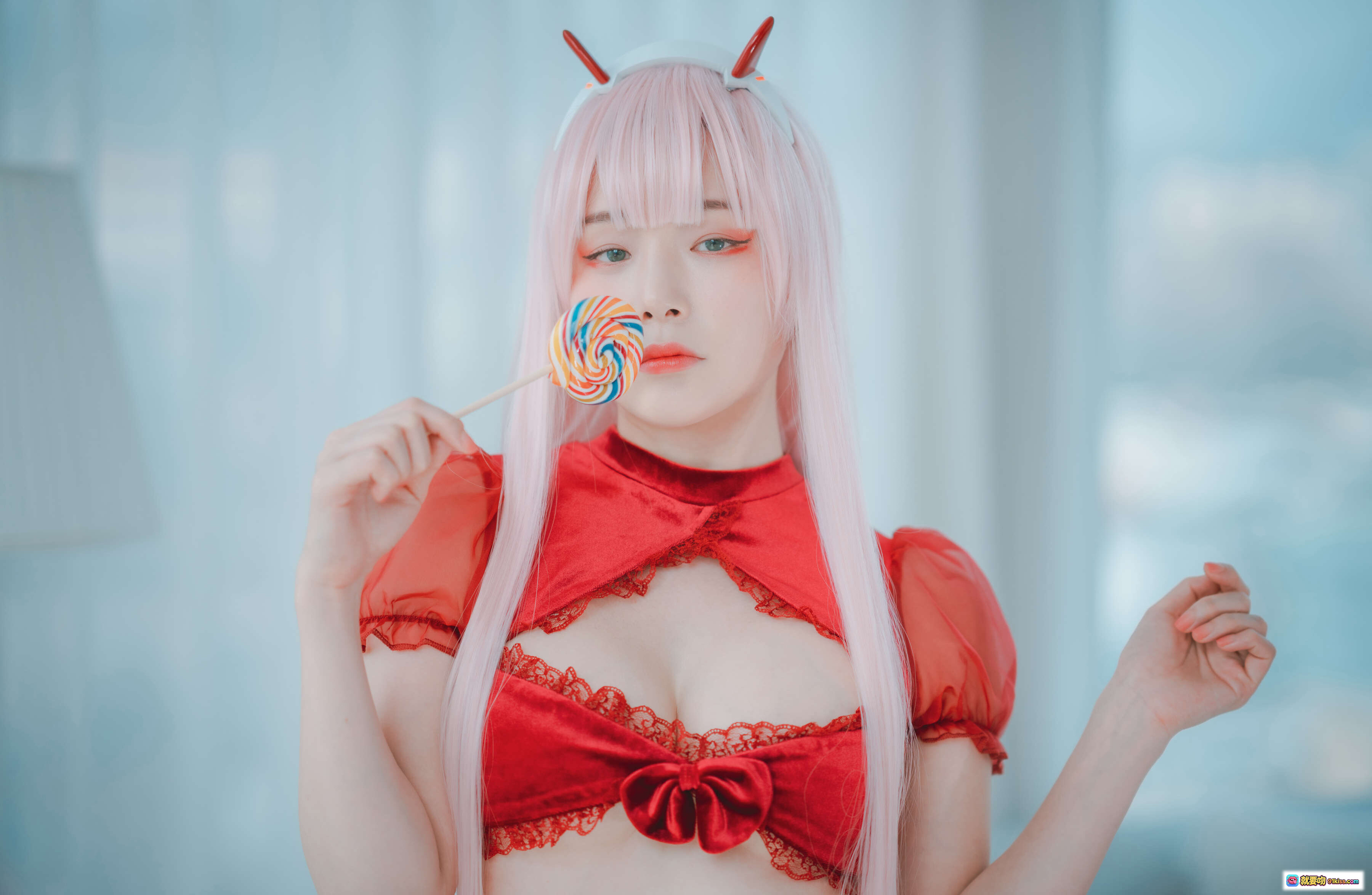 图片[6] - Pia Darling 零二cosplay 粉发恶魔角 红色蕾丝内衣套装 性感写真 二次元角色扮演 精致妆容 室内拍摄 - 就要吻