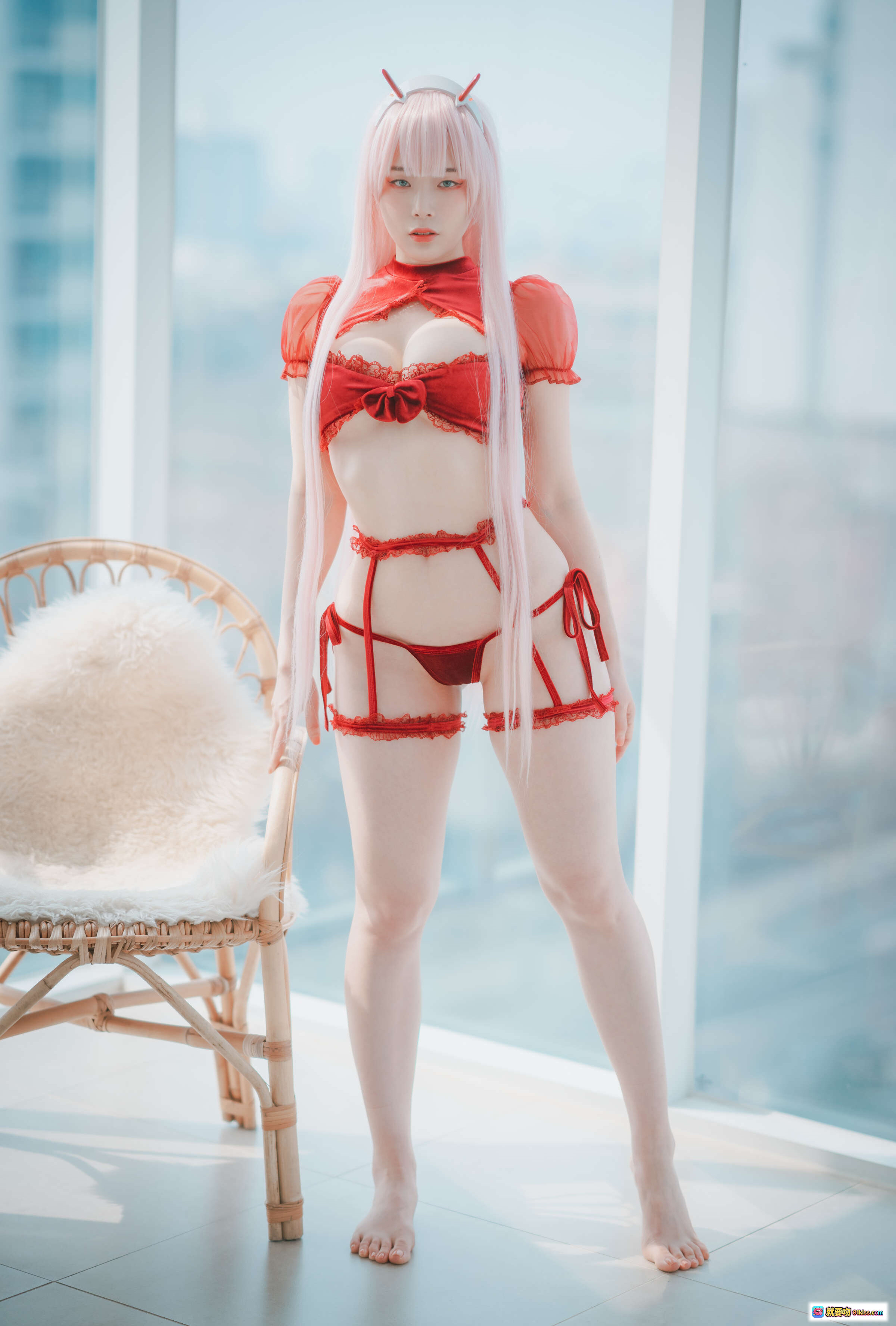 图片[2] - Pia Darling 零二cosplay 粉发恶魔角 红色蕾丝内衣套装 性感写真 二次元角色扮演 精致妆容 室内拍摄 - 就要吻