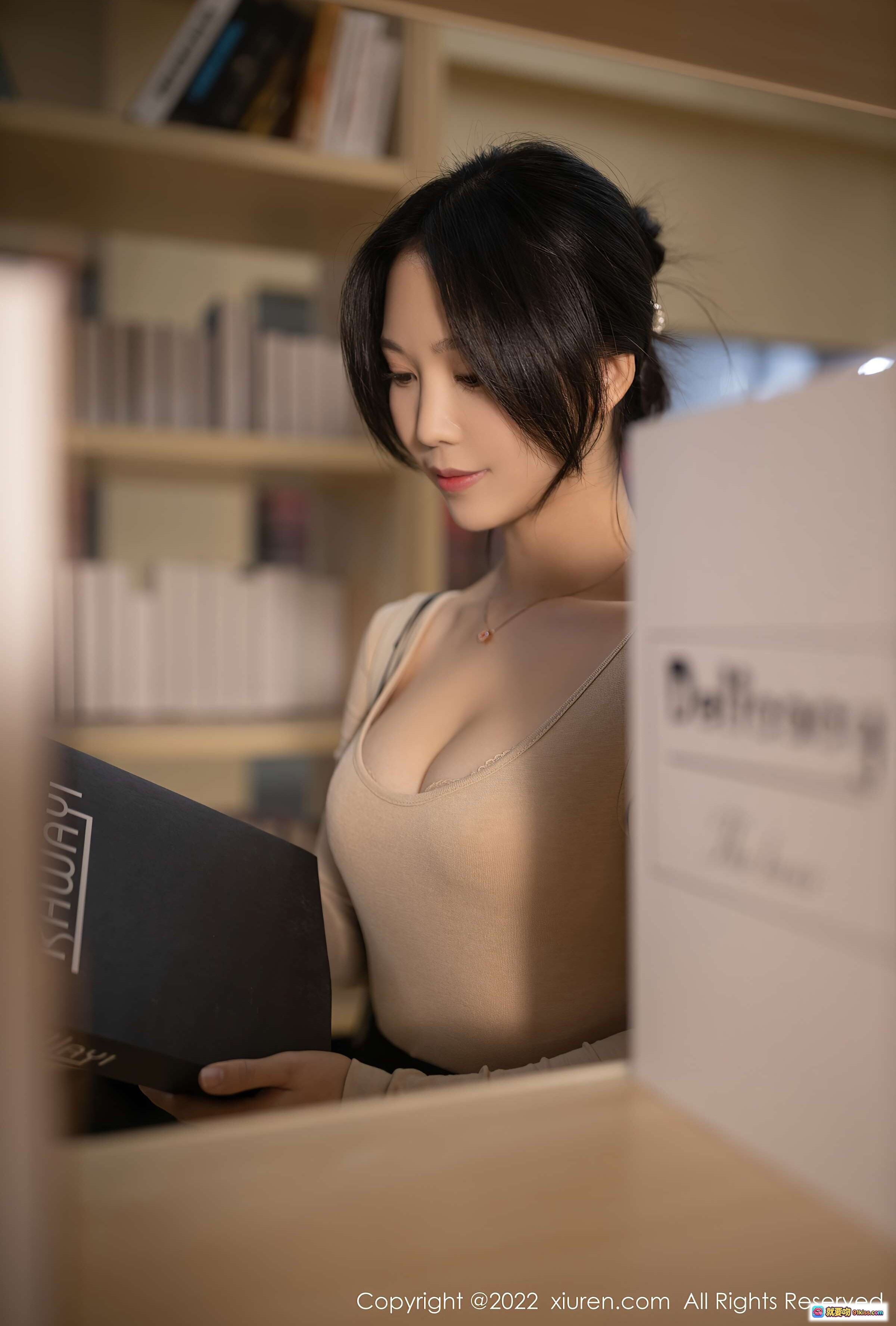 图片[5] - 利世性感美腿写真 | 黑色短裙高跟鞋搭配 | 书架背景优雅气质 | XiuRen秀人网2022精选图集 - 就要吻